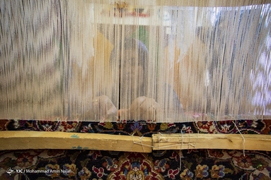 زنان ساکن اردوگاه هم سال‌هاست که با طرح و رنگ و نقشه‌های زیبا، تار و پود قالی را بهم می‌بافند تا بخشی از هزینه‌های خانواده را تأمین کنند