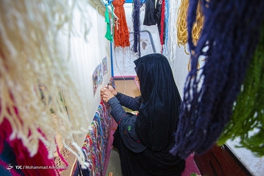 زنان ساکن اردوگاه هم سال‌هاست که با طرح و رنگ و نقشه‌های زیبا، تار و پود قالی را بهم می‌بافند تا بخشی از هزینه‌های خانواده را تأمین کنند