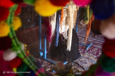 زنان ساکن اردوگاه هم سال‌هاست که با طرح و رنگ و نقشه‌های زیبا، تار و پود قالی را بهم می‌بافند تا بخشی از هزینه‌های خانواده را تأمین کنند