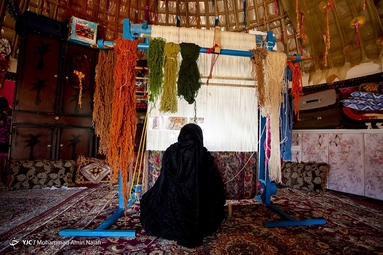 زنان ساکن اردوگاه هم سال‌هاست که با طرح و رنگ و نقشه‌های زیبا، تار و پود قالی را بهم می‌بافند تا بخشی از هزینه‌های خانواده را تأمین کنند
