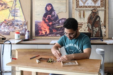 محسن مرتضوی و حسین مردانی؛ دو جوان هنرمند که معلولیت جسمی برایشان محدودیت نیاورده و پیکرتراشی، مجسمه‌سازی، معرق و منبت همگی ماحصل همدلی و هنر آن ها است