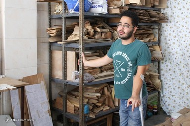 محسن مرتضوی و حسین مردانی؛ دو جوان هنرمند که معلولیت جسمی برایشان محدودیت نیاورده و پیکرتراشی، مجسمه‌سازی، معرق و منبت همگی ماحصل همدلی و هنر آن ها است