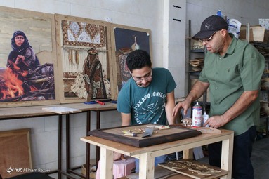محسن مرتضوی و حسین مردانی؛ دو جوان هنرمند که معلولیت جسمی برایشان محدودیت نیاورده و پیکرتراشی، مجسمه‌سازی، معرق و منبت همگی ماحصل همدلی و هنر آن ها است