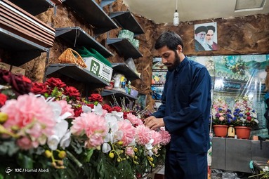 گل آرایی ضریح مطهر و تعویض پرچم گنبد حضرت معصومه(س)