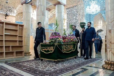 گل آرایی ضریح مطهر و تعویض پرچم گنبد حضرت معصومه(س)