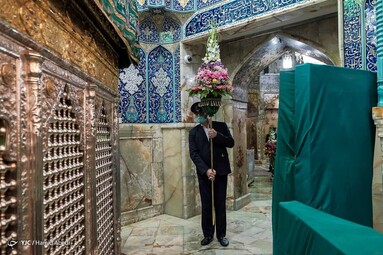 گل آرایی ضریح مطهر و تعویض پرچم گنبد حضرت معصومه(س)