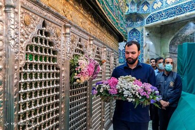 گل آرایی ضریح مطهر و تعویض پرچم گنبد حضرت معصومه(س)