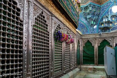گل آرایی ضریح مطهر و تعویض پرچم گنبد حضرت معصومه(س)