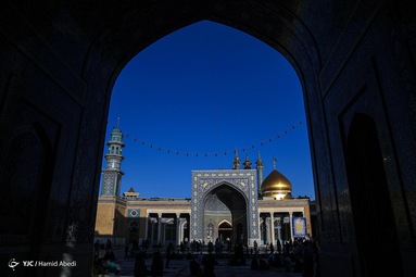گل آرایی ضریح مطهر و تعویض پرچم گنبد حضرت معصومه(س)