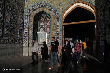 گل آرایی ضریح مطهر و تعویض پرچم گنبد حضرت معصومه(س)