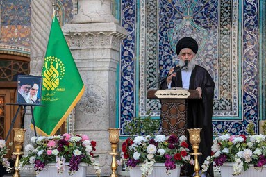 گل آرایی ضریح مطهر و تعویض پرچم گنبد حضرت معصومه(س)