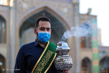 گل آرایی ضریح مطهر و تعویض پرچم گنبد حضرت معصومه(س)