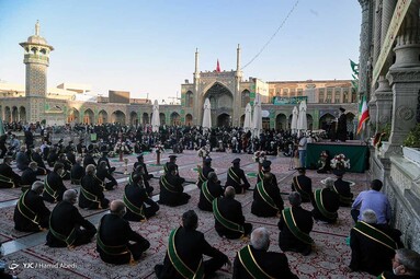 گل آرایی ضریح مطهر و تعویض پرچم گنبد حضرت معصومه(س)