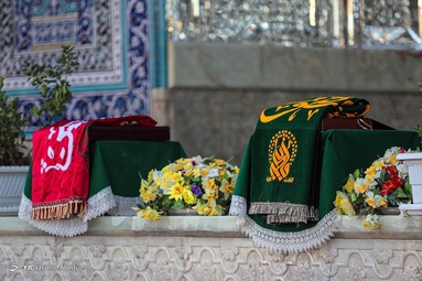 گل آرایی ضریح مطهر و تعویض پرچم گنبد حضرت معصومه(س)
