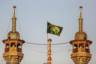 گل آرایی ضریح مطهر و تعویض پرچم گنبد حضرت معصومه(س)