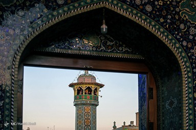 گل آرایی ضریح مطهر و تعویض پرچم گنبد حضرت معصومه(س)