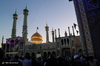 گل آرایی ضریح مطهر و تعویض پرچم گنبد حضرت معصومه(س)