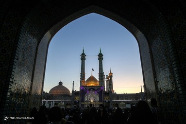 گل آرایی ضریح مطهر و تعویض پرچم گنبد حضرت معصومه(س)