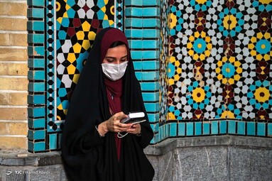 گل آرایی ضریح مطهر و تعویض پرچم گنبد حضرت معصومه(س)