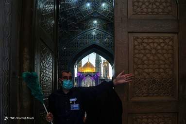 گل آرایی ضریح مطهر و تعویض پرچم گنبد حضرت معصومه(س)