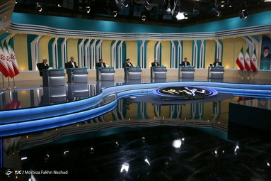 سومین مناظره انتخاباتی ریاست جمهوری، با حضور، سیدابراهیم رئیسی، محسن رضایی، سعید جلیلی، محسن مهرعلیزاده، عبدالناصر همتی، علیرضا زاکانی، امیرحسین قاضی زاده برگزار شد.