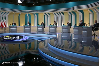 سومین مناظره انتخاباتی ریاست جمهوری، با حضور، سیدابراهیم رئیسی، محسن رضایی، سعید جلیلی، محسن مهرعلیزاده، عبدالناصر همتی، علیرضا زاکانی، امیرحسین قاضی زاده برگزار شد.