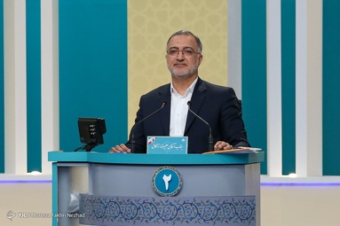 سومین مناظره انتخاباتی ریاست جمهوری، با حضور، سیدابراهیم رئیسی، محسن رضایی، سعید جلیلی، محسن مهرعلیزاده، عبدالناصر همتی، علیرضا زاکانی، امیرحسین قاضی زاده برگزار شد.