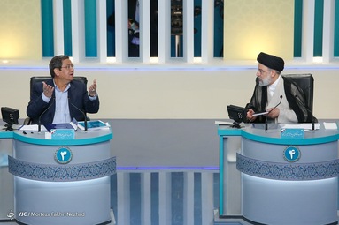 سومین مناظره انتخاباتی ریاست جمهوری، با حضور، سیدابراهیم رئیسی، محسن رضایی، سعید جلیلی، محسن مهرعلیزاده، عبدالناصر همتی، علیرضا زاکانی، امیرحسین قاضی زاده برگزار شد.