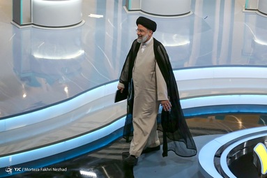 سومین مناظره انتخاباتی ریاست جمهوری، با حضور، سیدابراهیم رئیسی، محسن رضایی، سعید جلیلی، محسن مهرعلیزاده، عبدالناصر همتی، علیرضا زاکانی، امیرحسین قاضی زاده برگزار شد.