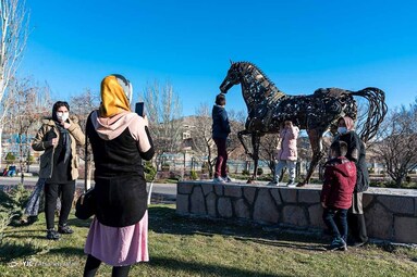 «بهرام آشفته» طراح و مجسمه ساز مراغه‌ای با استفاده از ضایعات فلزی دست به خلق آثاری زیبا زده است