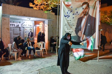 تماشای دیدار تیم ملی فوتبال ایران برابر تیم ملی عراق در ستادهای تبلیغات کاندیدا‌های انتخابات ۱۴۰۰ - بوشهر