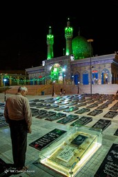 بنای امامزاده جعفر بن موسی کاظم (شاهرضا) مربوط به دوره صفوی است و در کنار کوهی به نام کوه سفیدی واقع شده است - شهرضا اصفهان
