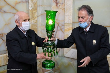 در آستانه میلاد هشتمین نور تابناک ولایت حضرت امام رضا (ع) ضریح حرم مطهر رضوی به گل آراسته شد
