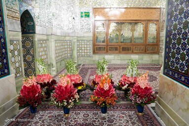 در آستانه میلاد هشتمین نور تابناک ولایت حضرت امام رضا (ع) ضریح حرم مطهر رضوی به گل آراسته شد