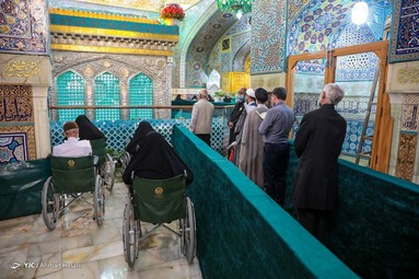 در آستانه میلاد هشتمین نور تابناک ولایت حضرت امام رضا (ع) ضریح حرم مطهر رضوی به گل آراسته شد