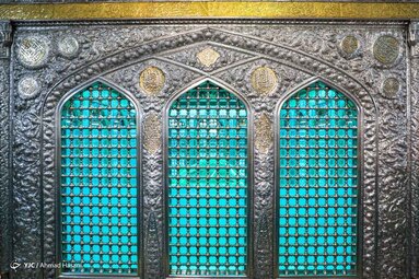 در آستانه میلاد هشتمین نور تابناک ولایت حضرت امام رضا (ع) ضریح حرم مطهر رضوی به گل آراسته شد