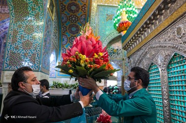 در آستانه میلاد هشتمین نور تابناک ولایت حضرت امام رضا (ع) ضریح حرم مطهر رضوی به گل آراسته شد