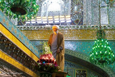 در آستانه میلاد هشتمین نور تابناک ولایت حضرت امام رضا (ع) ضریح حرم مطهر رضوی به گل آراسته شد