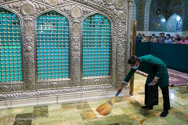 در آستانه میلاد هشتمین نور تابناک ولایت حضرت امام رضا (ع) ضریح حرم مطهر رضوی به گل آراسته شد