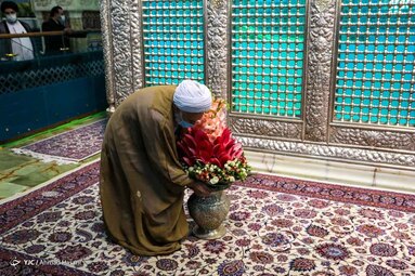 در آستانه میلاد هشتمین نور تابناک ولایت حضرت امام رضا (ع) ضریح حرم مطهر رضوی به گل آراسته شد