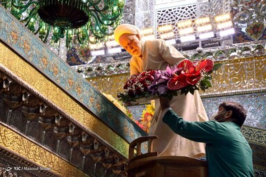 در آستانه میلاد هشتمین نور تابناک ولایت حضرت امام رضا (ع) ضریح حرم مطهر رضوی به گل آراسته شد