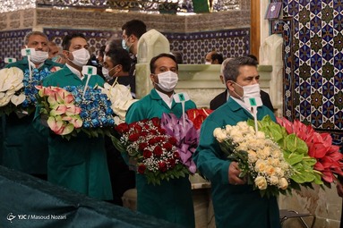 در آستانه میلاد هشتمین نور تابناک ولایت حضرت امام رضا (ع) ضریح حرم مطهر رضوی به گل آراسته شد