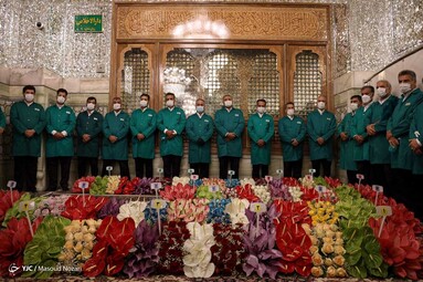 در آستانه میلاد هشتمین نور تابناک ولایت حضرت امام رضا (ع) ضریح حرم مطهر رضوی به گل آراسته شد