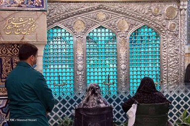 در آستانه میلاد هشتمین نور تابناک ولایت حضرت امام رضا (ع) ضریح حرم مطهر رضوی به گل آراسته شد
