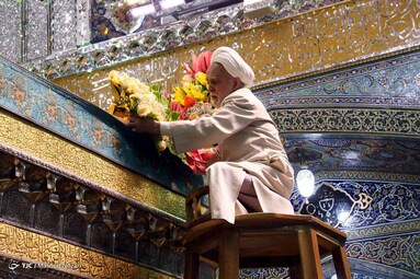 در آستانه میلاد هشتمین نور تابناک ولایت حضرت امام رضا (ع) ضریح حرم مطهر رضوی به گل آراسته شد