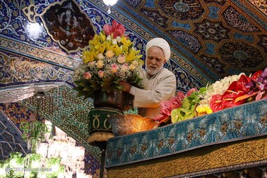 در آستانه میلاد هشتمین نور تابناک ولایت حضرت امام رضا (ع) ضریح حرم مطهر رضوی به گل آراسته شد