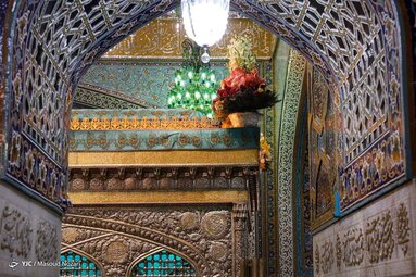 در آستانه میلاد هشتمین نور تابناک ولایت حضرت امام رضا (ع) ضریح حرم مطهر رضوی به گل آراسته شد