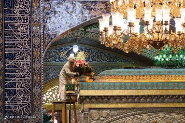 در آستانه میلاد هشتمین نور تابناک ولایت حضرت امام رضا (ع) ضریح حرم مطهر رضوی به گل آراسته شد