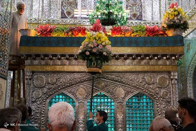 در آستانه میلاد هشتمین نور تابناک ولایت حضرت امام رضا (ع) ضریح حرم مطهر رضوی به گل آراسته شد