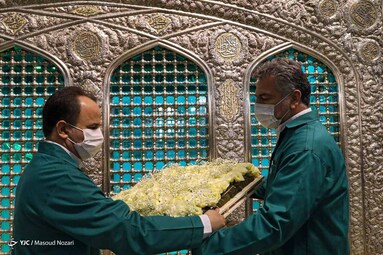 در آستانه میلاد هشتمین نور تابناک ولایت حضرت امام رضا (ع) ضریح حرم مطهر رضوی به گل آراسته شد